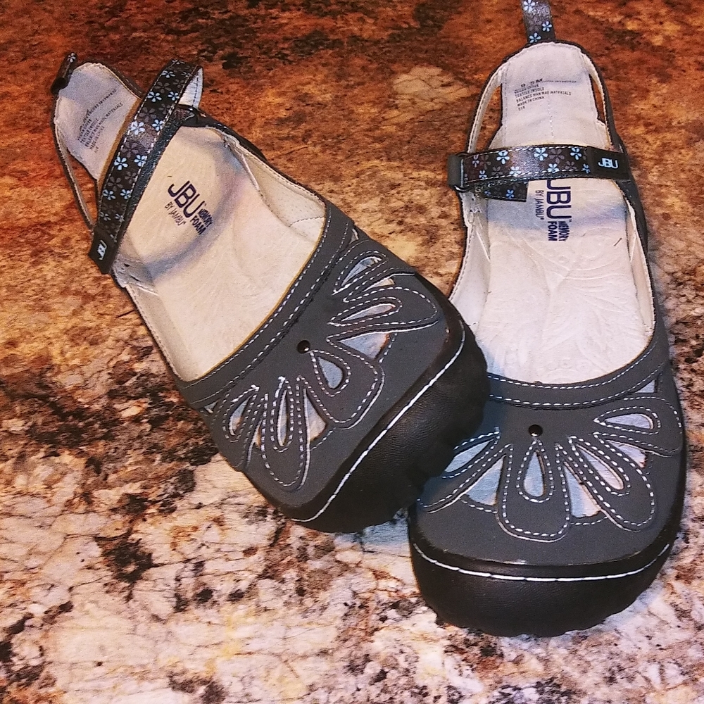Sandals women brand new pair of adorable sandals s